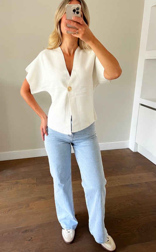 LOD of Love – Gebroken Witte Top met Gouden Knoop