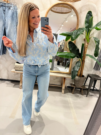 LOD of Love – Lichtblauwe Blouse met Broderie