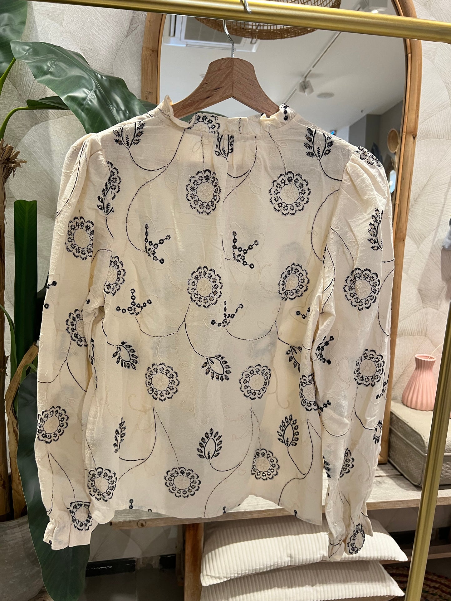 LOD of Love –  Blouse met Opstaande Kraag & Blauwe Bloemborduursels