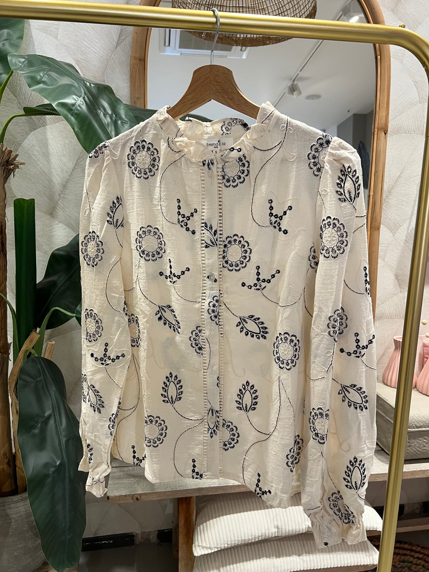 LOD of Love –  Blouse met Opstaande Kraag & Blauwe Bloemborduursels