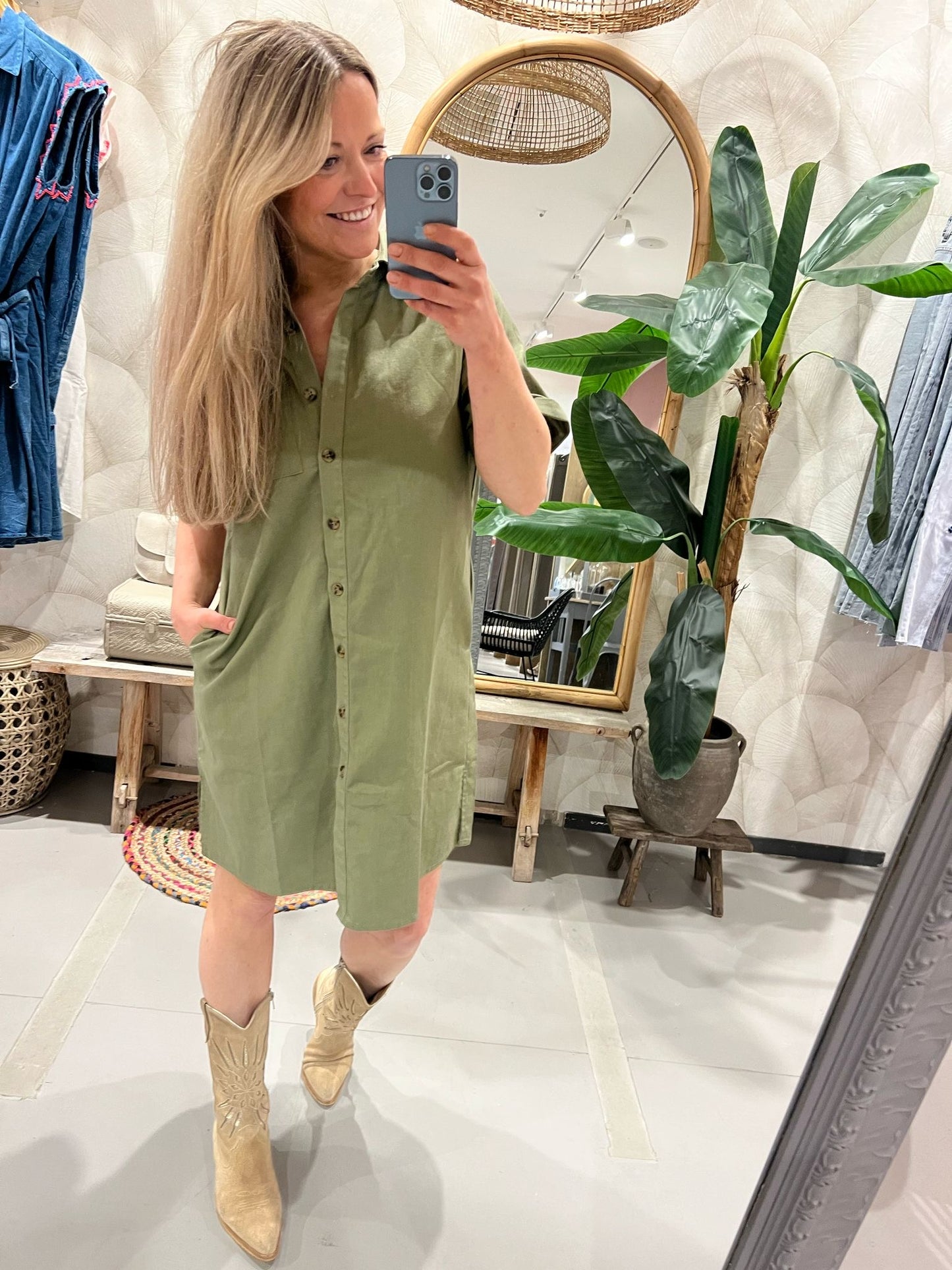 LOD of Love – Groene Korte Jurk Met Knoopsluiting En Borstzak