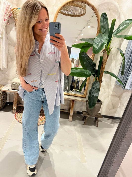 LOD of Love – Gestreepte Blouse met Kleurrijke Borduursels Korte Mouw