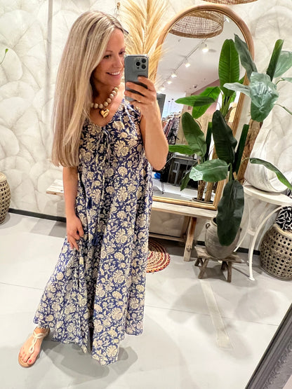 LOD of Love – Ibiza Mouwloze Jurk  Nachtblauw met Bloemenprint
