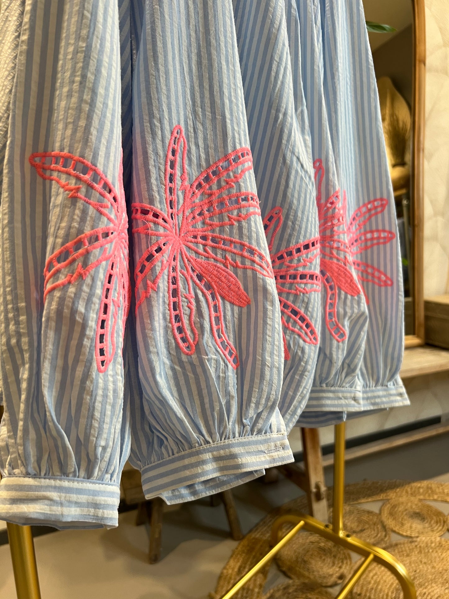 LOD of Love – Lichtblauwe Gestreepte Blouse Roze Palm