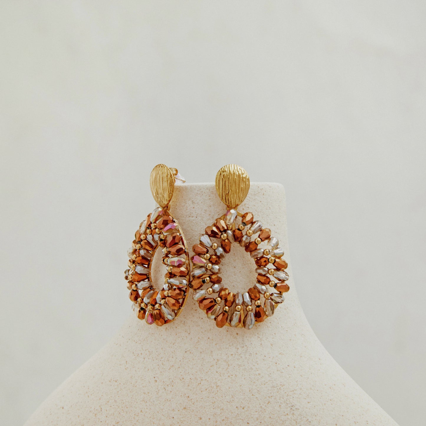 LOD of Love – Goudkleurige Statement Oorbellen met Taupekleurige Kralen