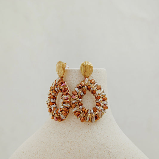 LOD of Love – Goudkleurige Statement Oorbellen met Taupekleurige Kralen