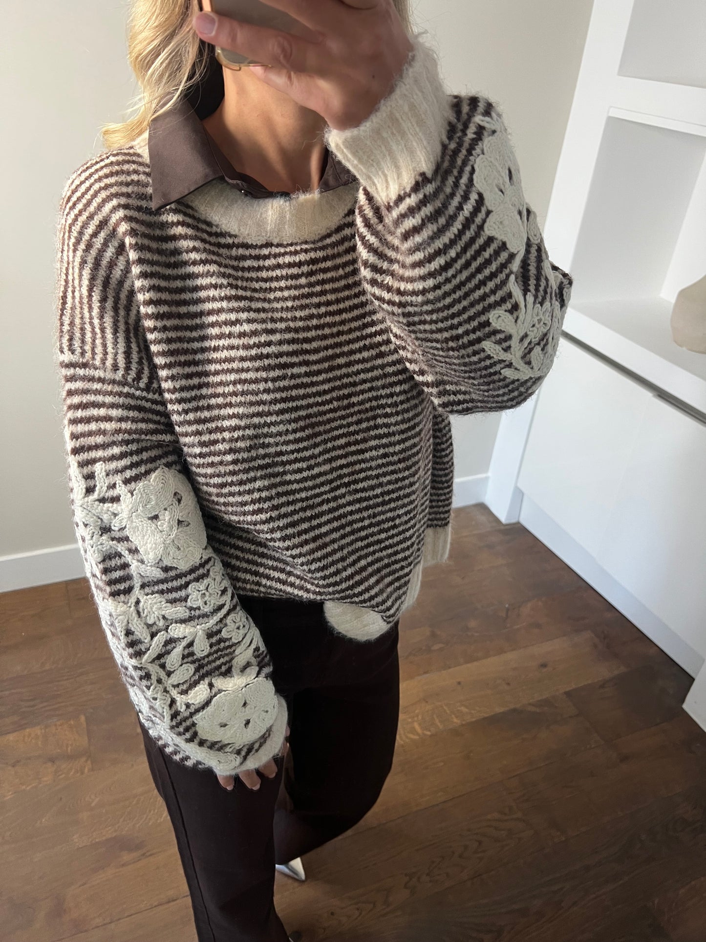 LOD Of Love - Gestreepte Trui Beige Bruin Met Geborduurde Bloemenmouw