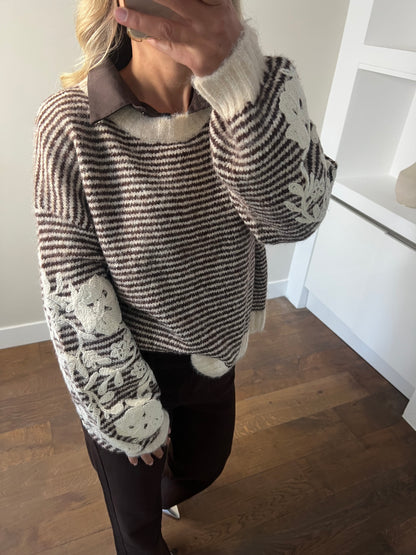 LOD Of Love - Gestreepte Trui Beige Bruin Met Geborduurde Bloemenmouw