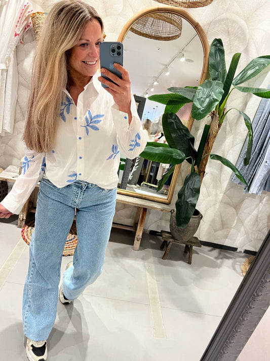 LOD of Love – Witte Blouse met Geborduurde Licht Blauwe Bladeren