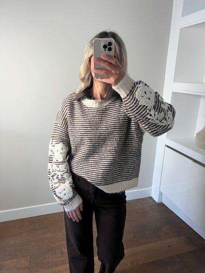 LOD Of Love - Gestreepte Trui Beige Bruin Met Geborduurde Bloemenmouw