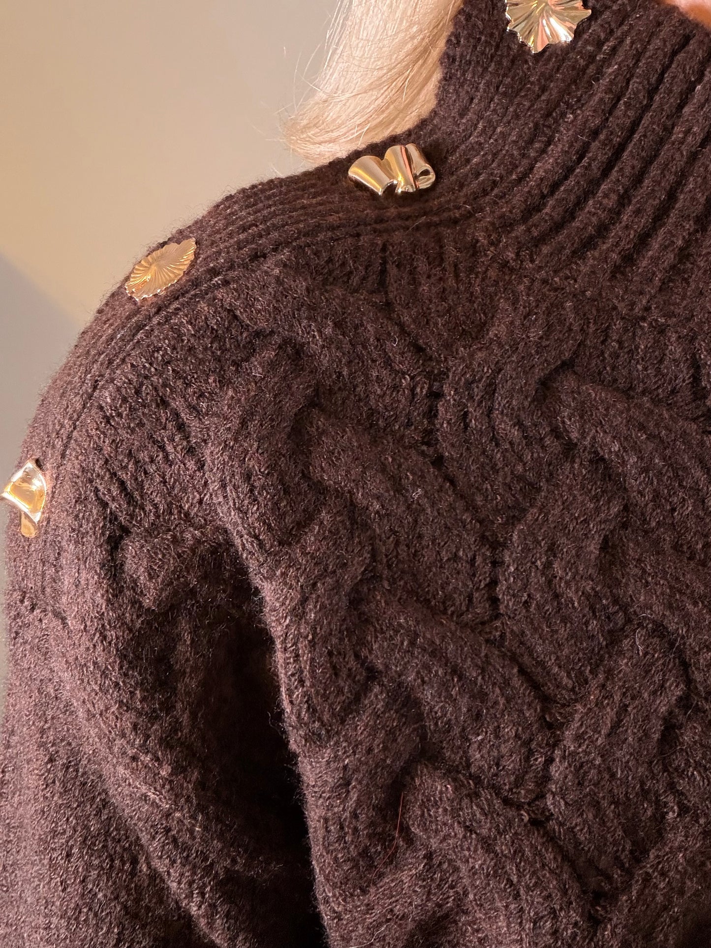 LOD Of Love - Bruine kabeltrui met gouden knopen