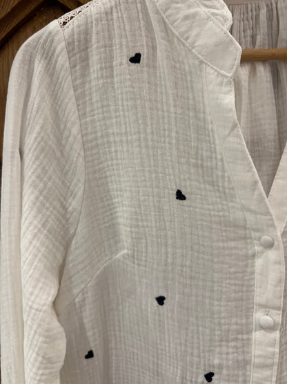 LOD of Love – Witte Blouse met Geborduurde Blauwe Hartjes