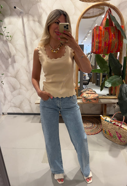 LOD of Love – Beige Top met Golvende Rand – Lily