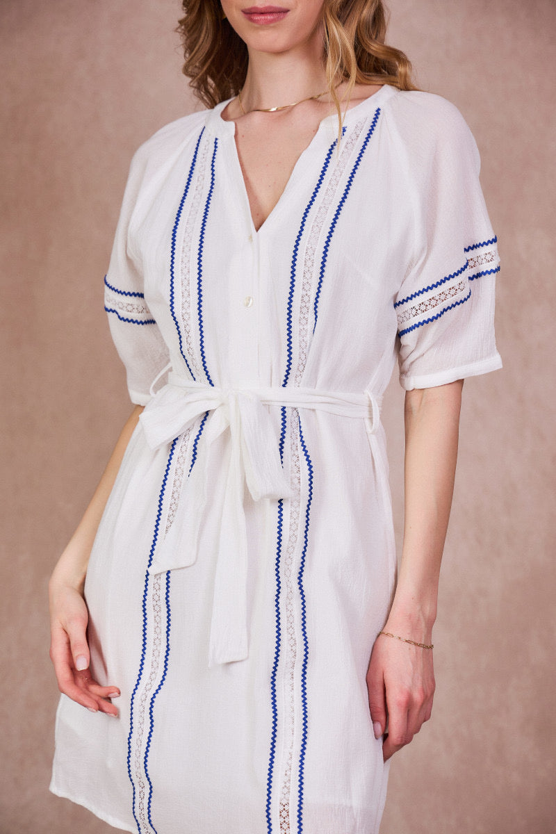 LOD of Love – Witte Korte Jurk Met Blauwe Details En Strikceintuur