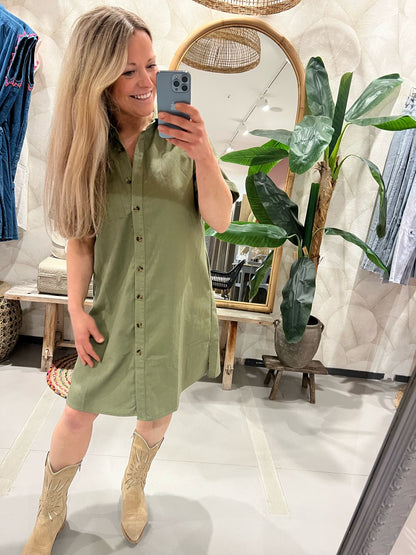 LOD of Love – Groene Korte Jurk Met Knoopsluiting En Borstzak