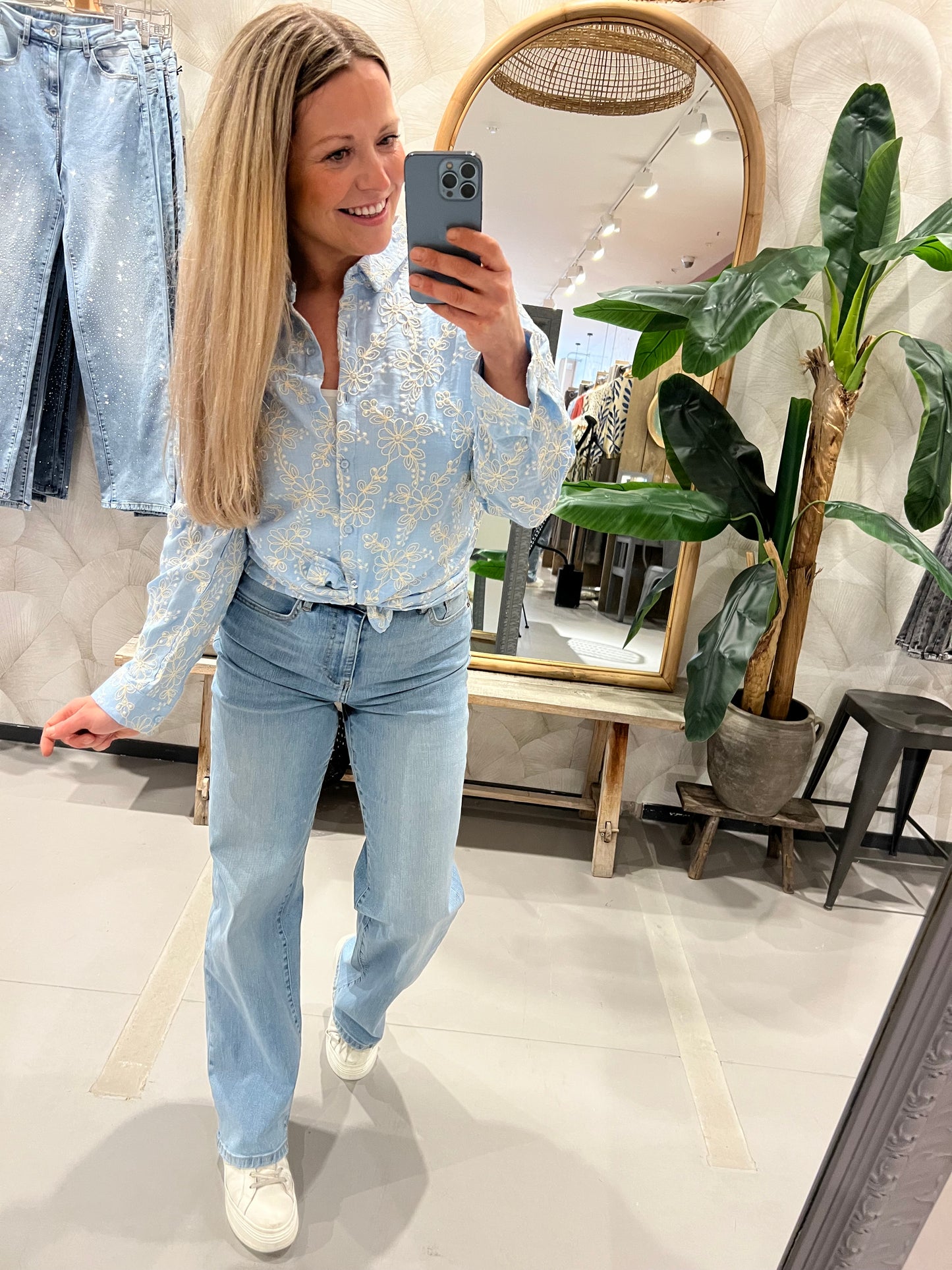 LOD of Love – Lichtblauwe Blouse met Broderie
