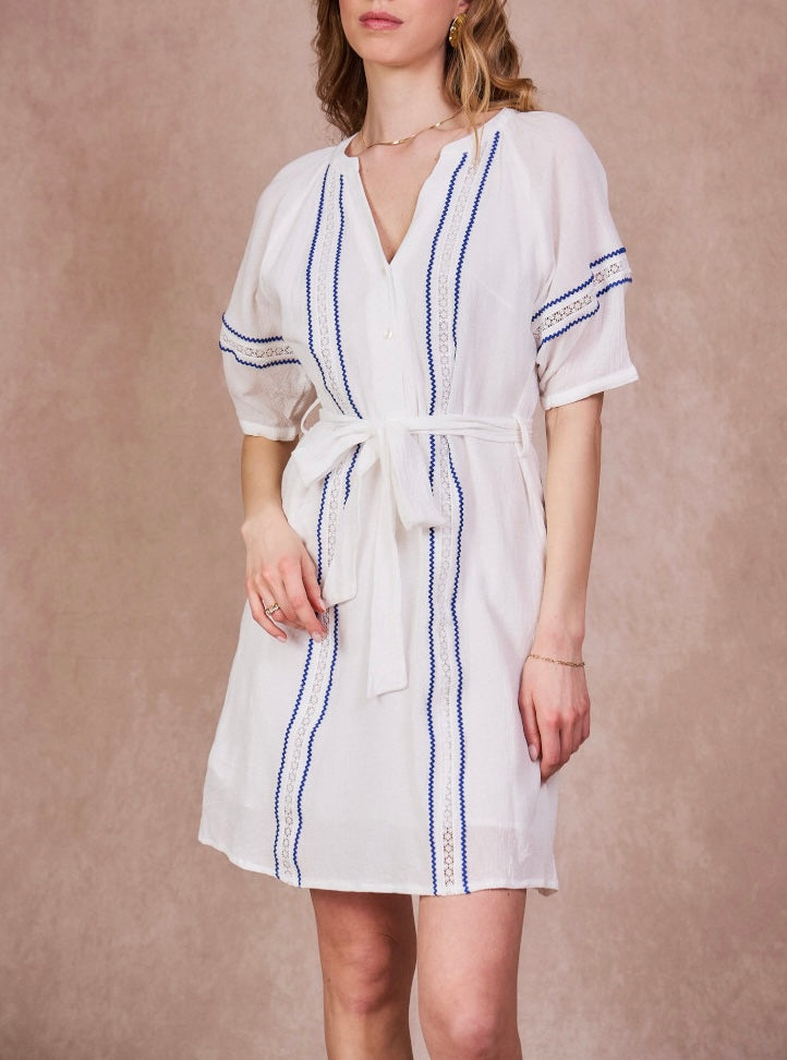LOD of Love – Witte Korte Jurk Met Blauwe Details En Strikceintuur