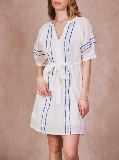 LOD of Love – Witte Korte Jurk Met Blauwe Details En Strikceintuur