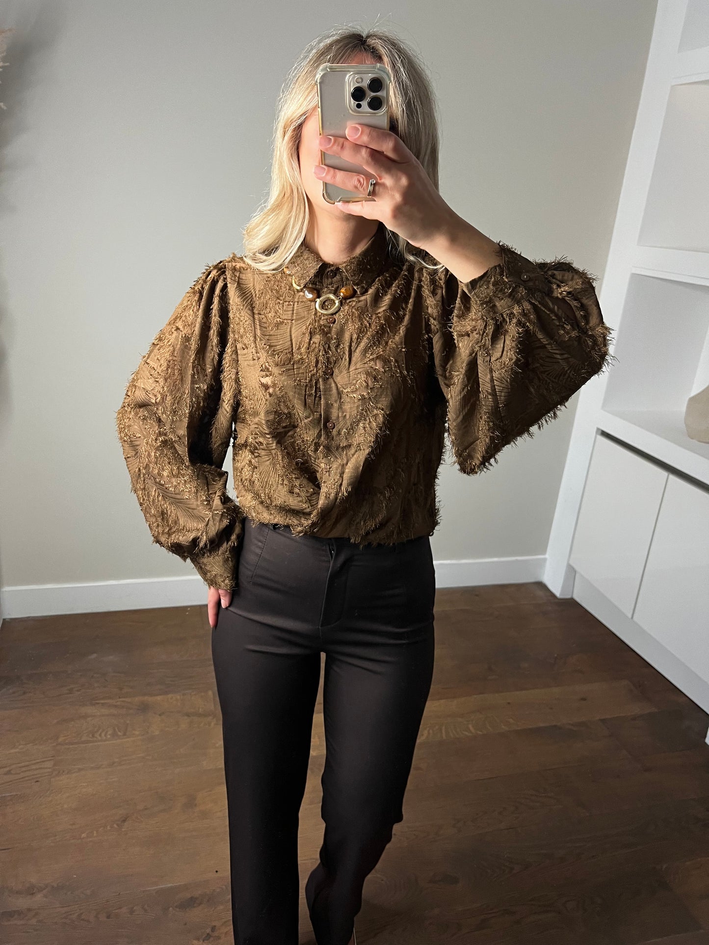 LOD of Love – Bruine Fluffy Blouse met Pofmouwen