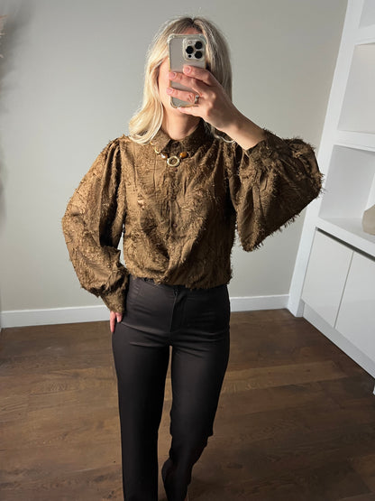 LOD of Love – Bruine Fluffy Blouse met Pofmouwen