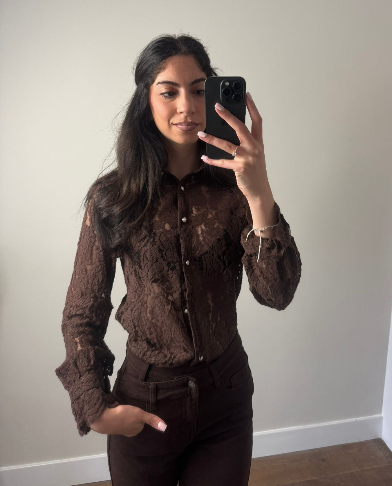 LOD of Love – Kanten Blouse met Parelknopen Bruin