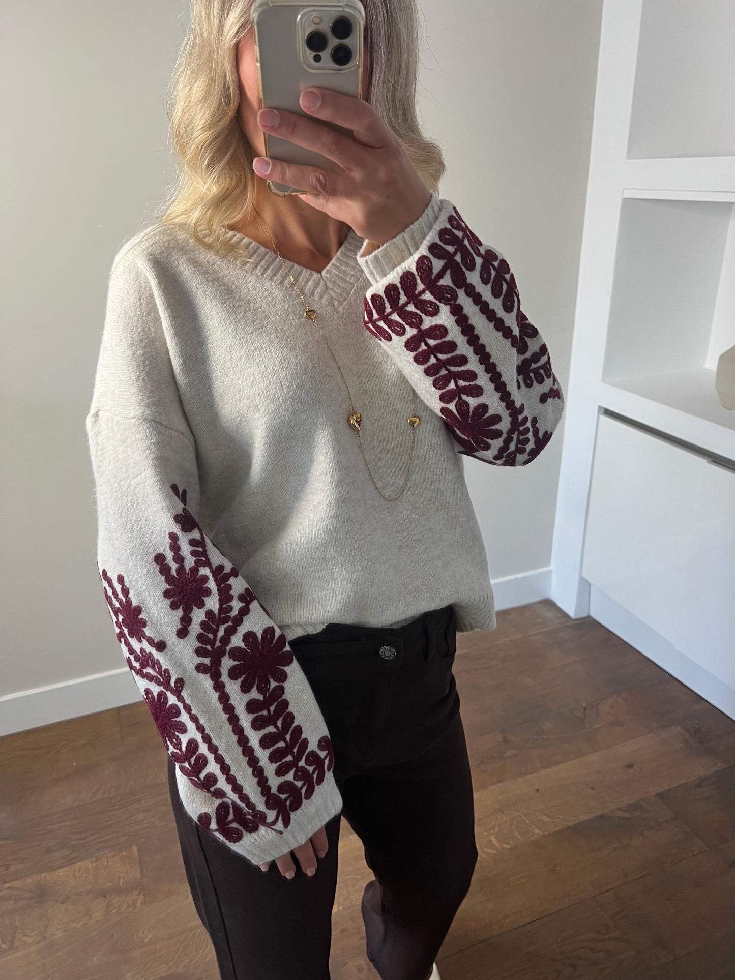 LOD Of Love - Beige Gebreide Trui Met Bordeaux Bloemenprint
