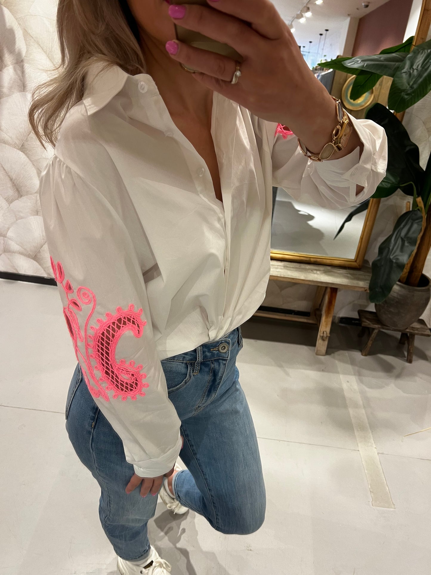 LOD of Love –  Witte Blouse met Roze Boho Borduursel