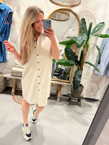 LOD of Love – Beige Korte Jurk Met Knoopsluiting En Borstzak