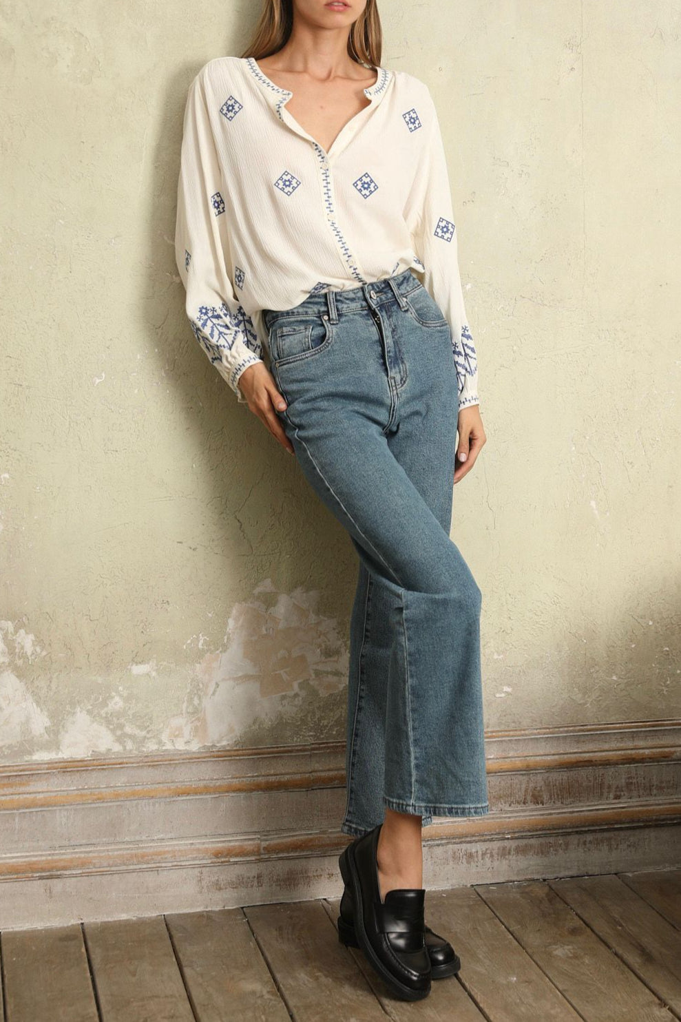 LOD of Love –  Witte Blouse met Blauwe Borduursels