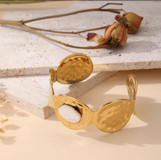 LOD of Love – Bold Glow Cuff Gouden Manchetarmband met Parelsteen