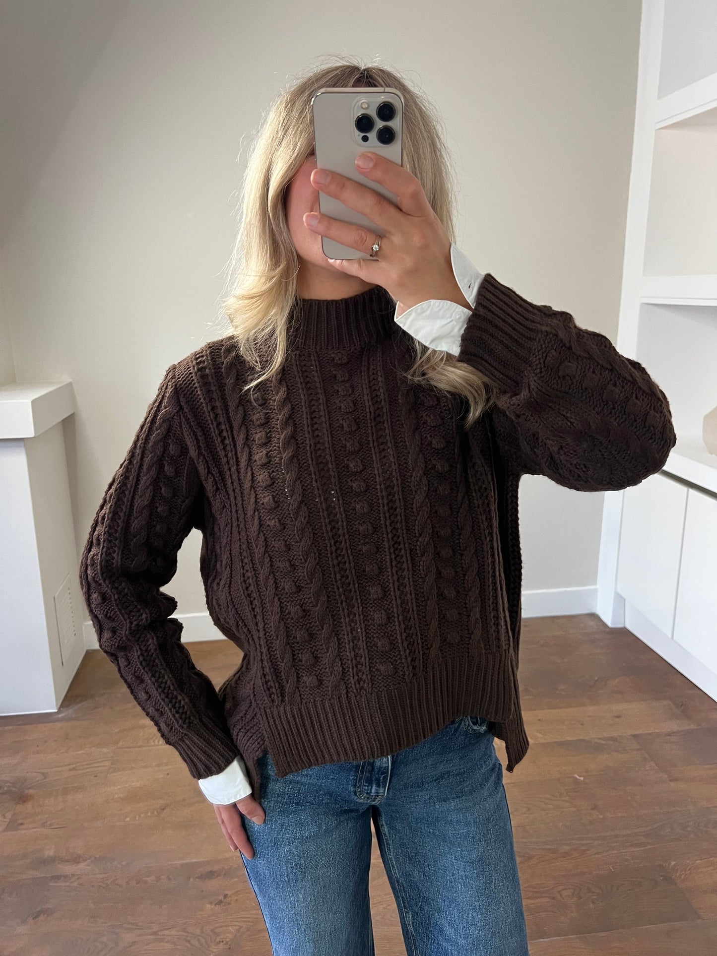 LOD Of Love - Donkerbruine Kabeltrui met Opstaande Kraag