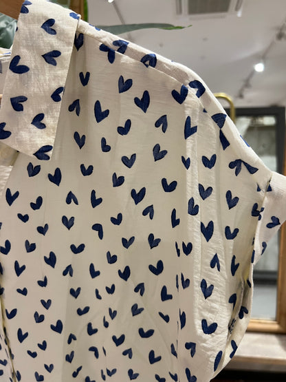 LOD of Love – Gebroken Witte Blouse met Blauwe Hartjes en Knoopdetail