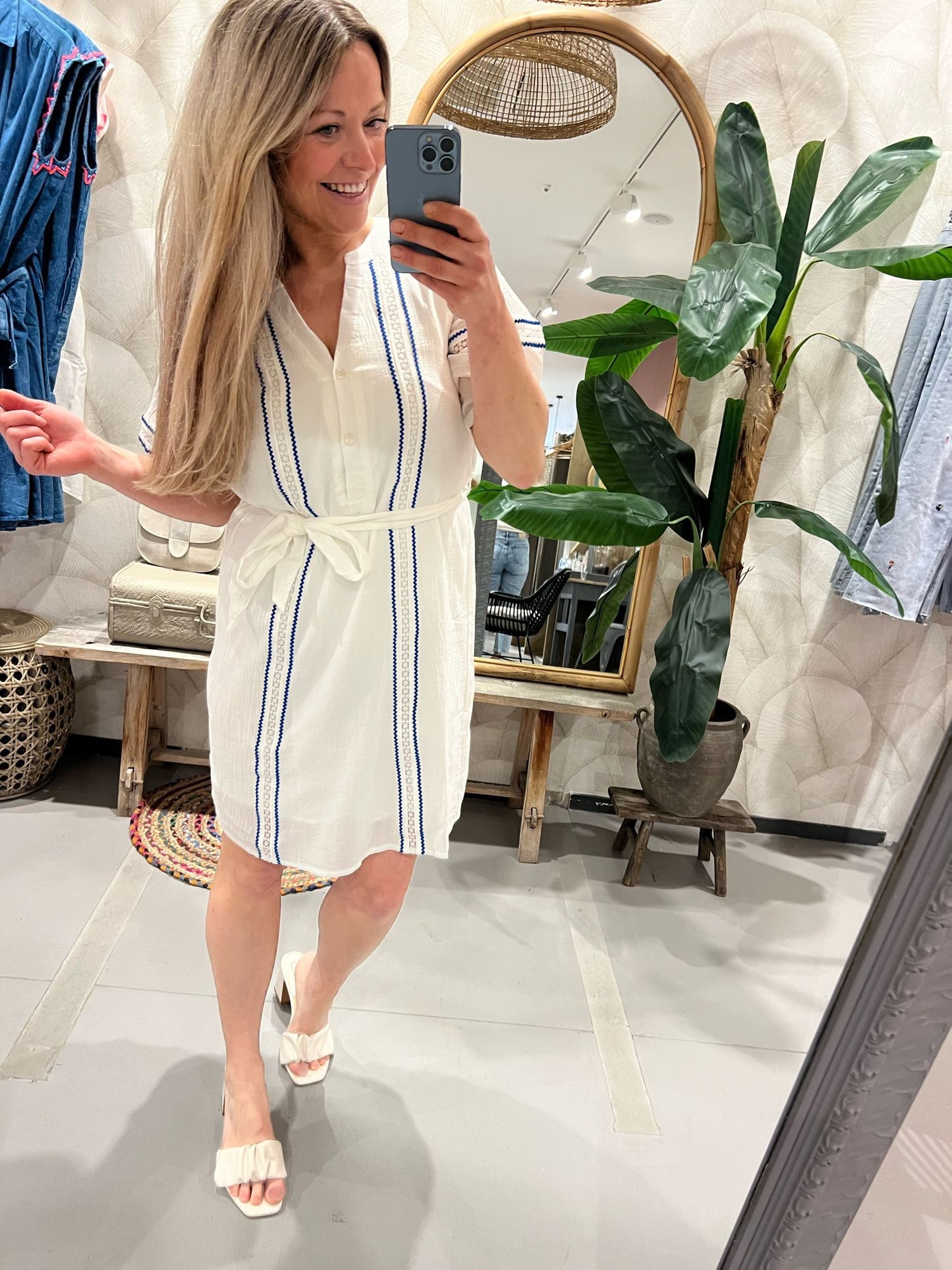 LOD of Love – Witte Korte Jurk Met Blauwe Details En Strikceintuur