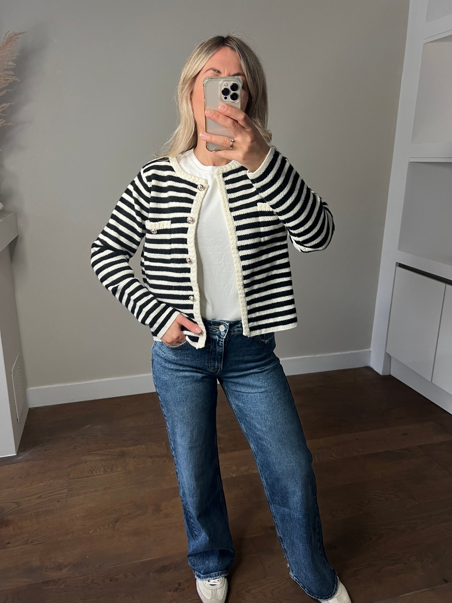 LOD of Love – Gestreept Zwart-Wit Gebreid Vest met Gouden Knopen