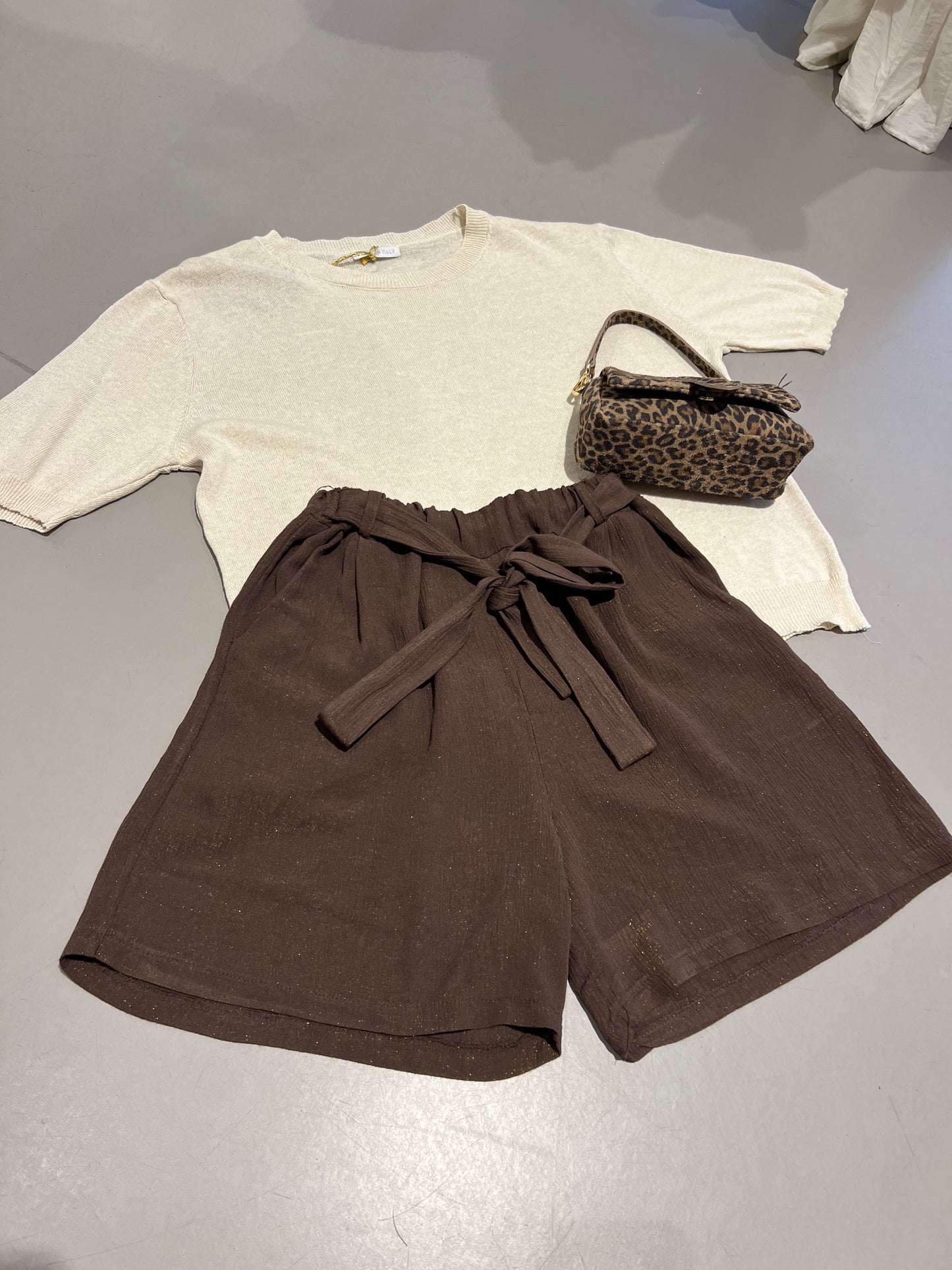 LOD of Love – Korte Broek Nova met Strik & Subtiele Glans Bruin