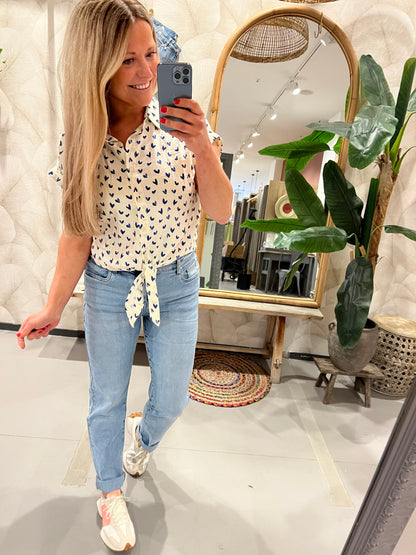 LOD of Love – Gebroken Witte Blouse met Blauwe Hartjes en Knoopdetail