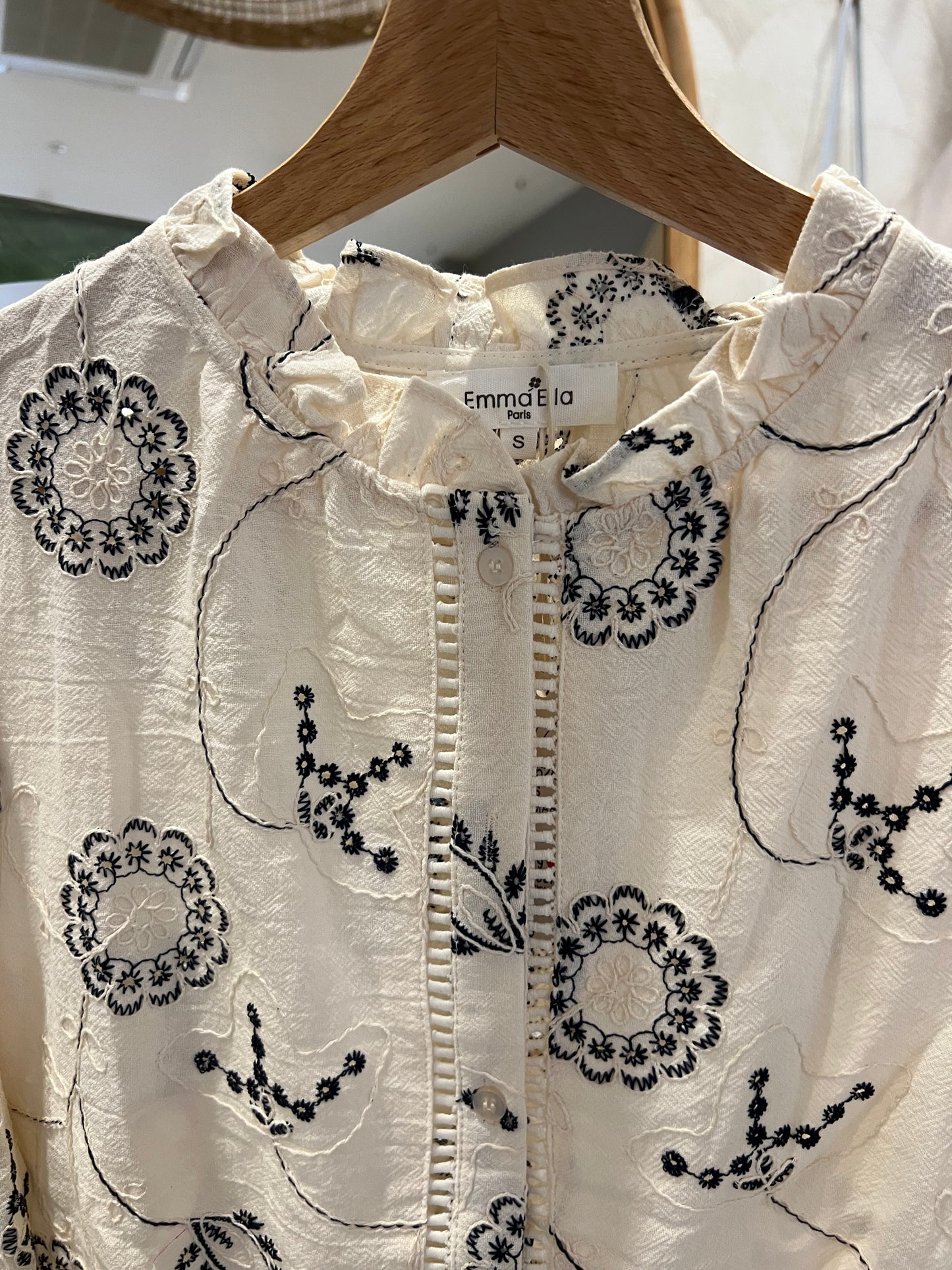 LOD of Love –  Blouse met Opstaande Kraag & Blauwe Bloemborduursels