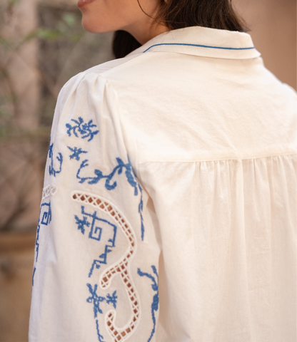 LOD of Love – Blouse Lucy White Met Blauwe Bloemenborduursels