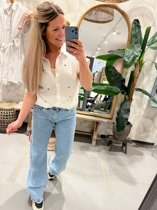 LOD of Love – Witte Blouse met Geborduurde Blauwe Hartjes en Korte Mouw