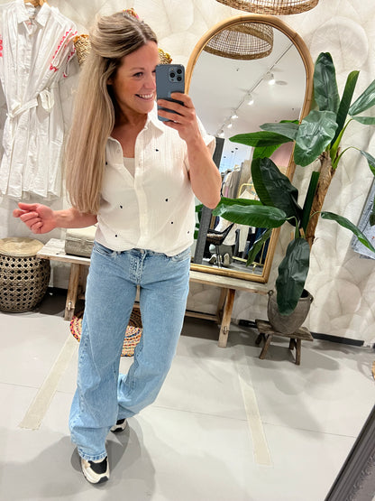 LOD of Love – Witte Blouse met Geborduurde Blauwe Hartjes en Korte Mouw