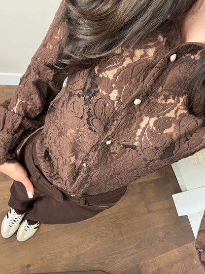 LOD of Love – Kanten Blouse met Parelknopen Bruin