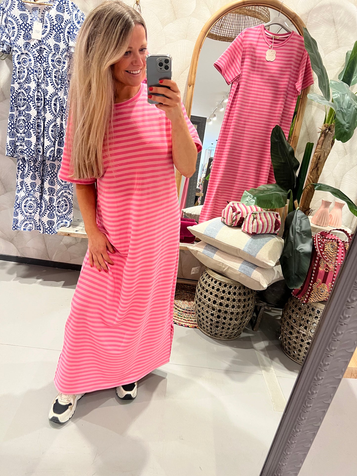 LOD of Love – Gestreepte T-shirtjurk in Roze Ella