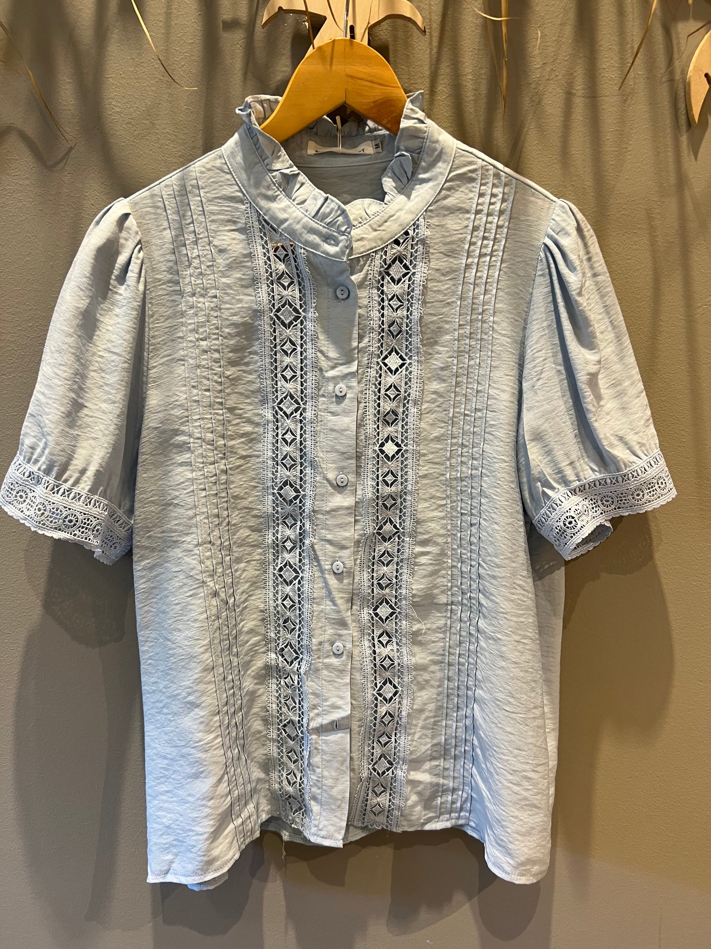 LOD of Love - Licht Blauwe Broderie Blouse Met Korte Mouwen