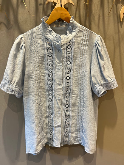 LOD of Love - Licht Blauwe Broderie Blouse Met Korte Mouwen