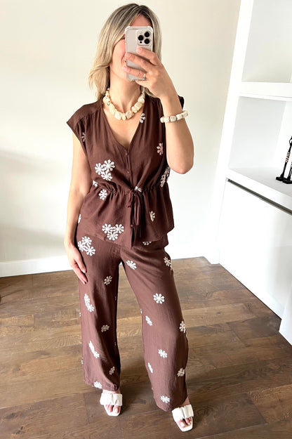 LOD of Love – Floral Mouwloze Top met Borduursel Chocoladebruin