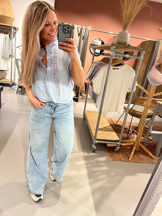 LOD of Love - Licht Blauwe Broderie Blouse Met Korte Mouwen