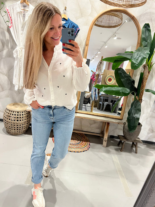 LOD of Love – Witte Blouse met Geborduurde Blauwe Hartjes