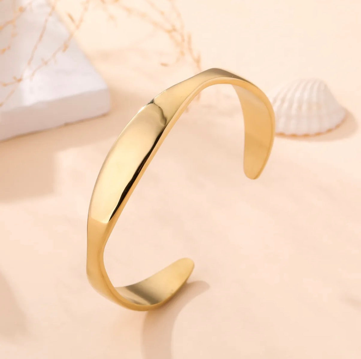 LOD of Love – Minimal Gold Cuff Armband