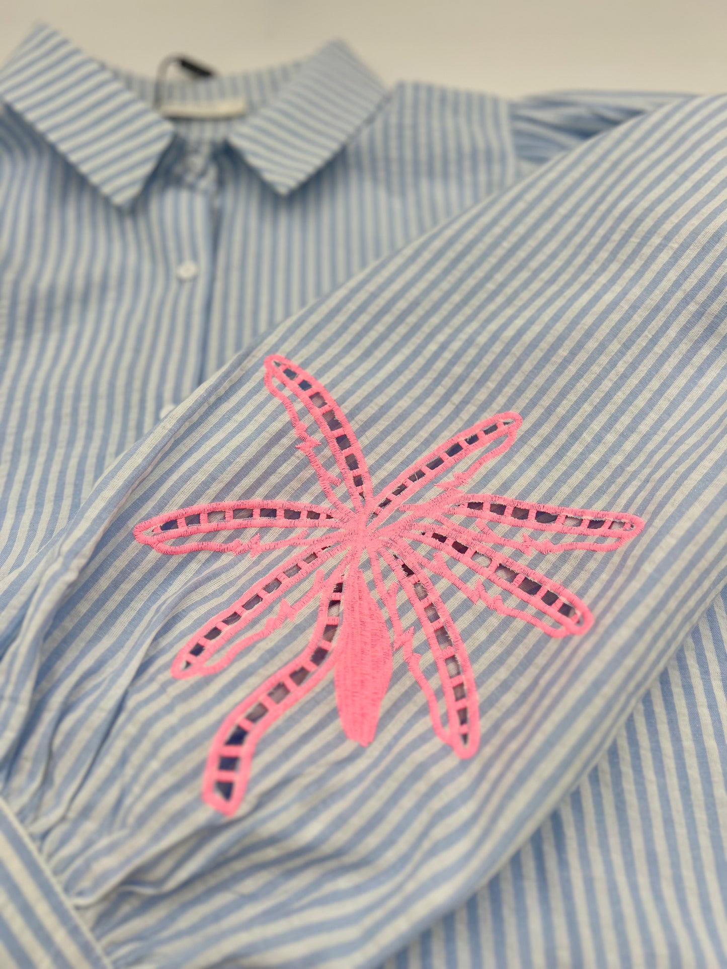 LOD of Love – Lichtblauwe Gestreepte Blouse Roze Palm