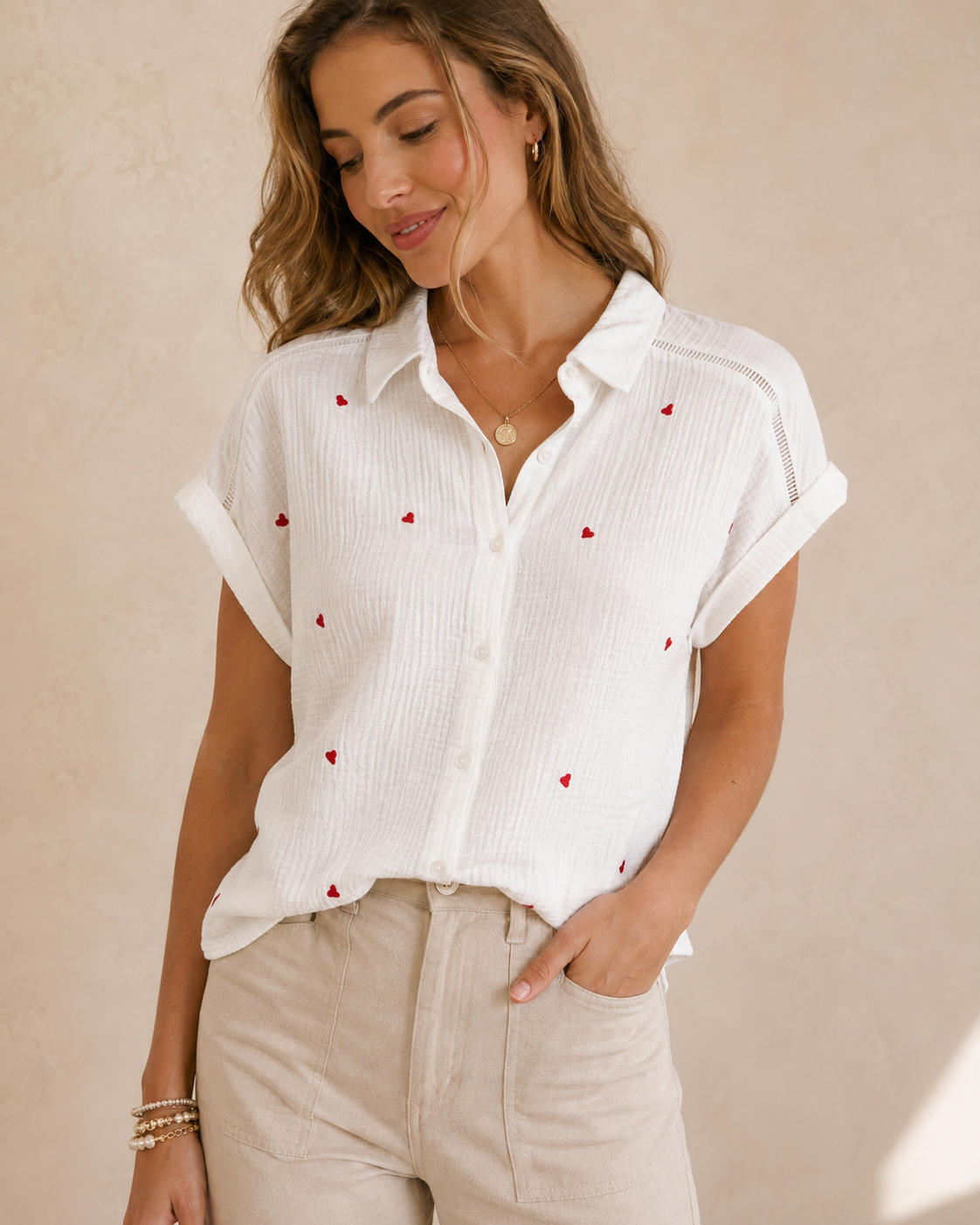 LOD of Love – Weiße Bluse mit gestickten goldenen Herzen